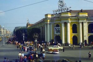 Полвека назад в туалете на Думской продавали одежду, а на Невском стояли очереди за импортной обувью. Рассказываем о торговле в Ленинграде 70-х